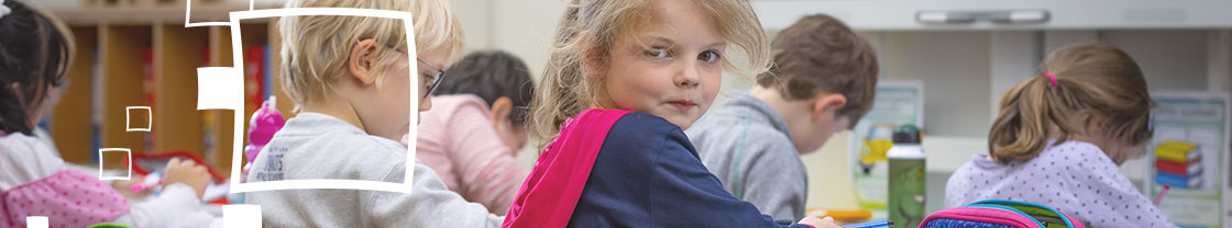 Kinder sitzen in der Schulklasse