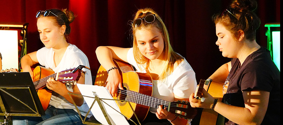 Gitarrenkonzert von Schülerinnen Gitarrenkonzert von Schülerinnen