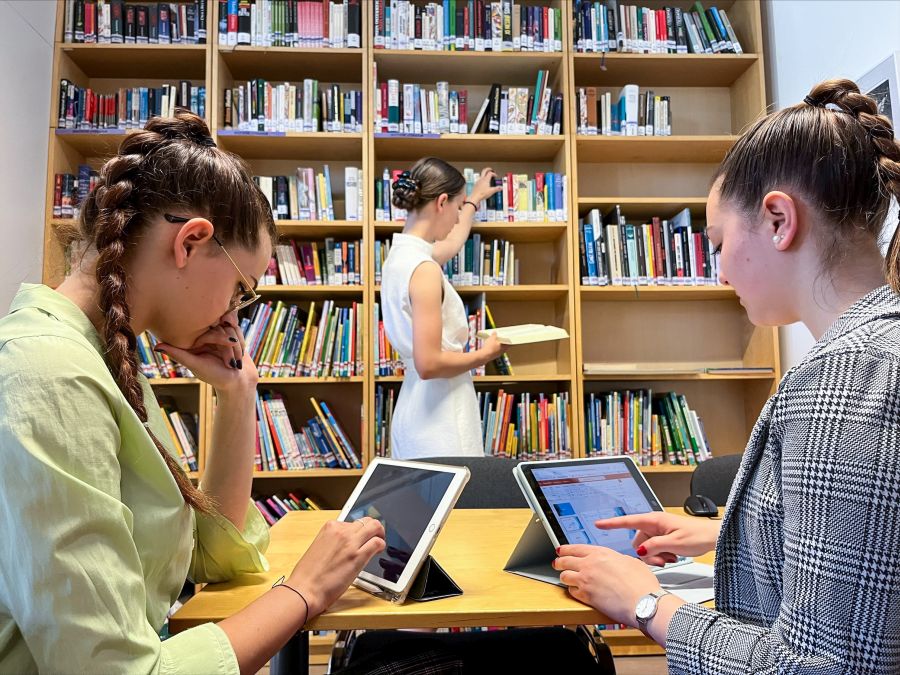 Schülerinnen nähen in der Klasse mit der Nähmaschine